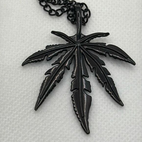 Brand New!! Pot leaf pendant with chain - Picture 2 of 4